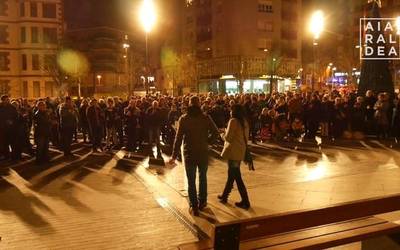 Ehunka herritar mobilizatu dira Lezamako baserriko familiari babesa eta elkartasuna adierazteko
