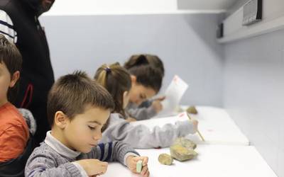 Fosilen bitartez, historia ezagutuz haurrak Laboratoriumen