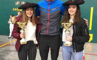 Nahia Eizmendi eta Uxue Albeniz aiarrek Ataungo Gabonetako pilota txapelketa irabazi dute