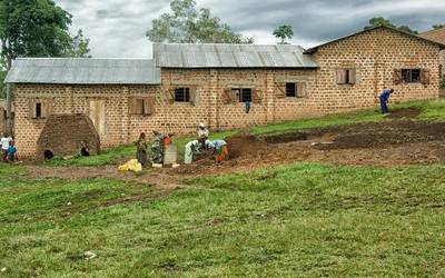 Ugandar umeei hezkuntza ziurtatzeko haziak ereiten