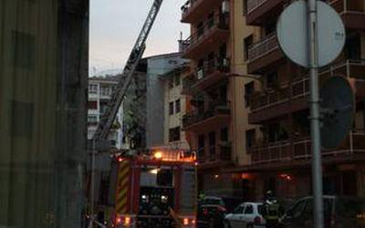 Arana kaleko etxebizitza bateko tximiniak su hartu du
