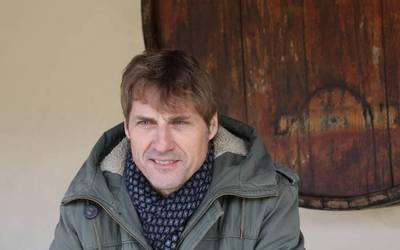 Julian Iantzi telebistako aurkezleak ireki du Nafarroako txox denboraldia Lesakako Linddurrenbordan sagardotegian