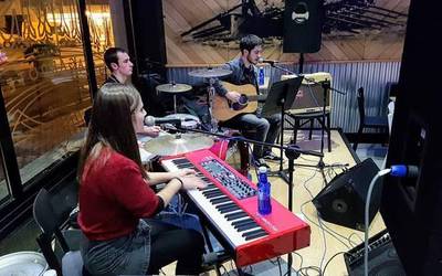 Galerna musikalak hartu zuen atzo Tximista garagardotegia