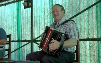 Bizi osoa trikitia hartuta