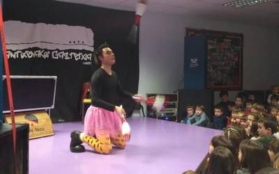 Erabateko arrakasta izan du Ekain Txou pailazoaren saioak