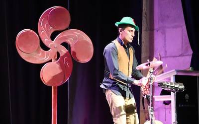 Munduko musika eta instrumentuak ezagutzen ibili dira 'Musikarium' ikustera joan direnak