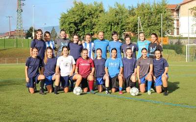 Lagun Onak Futbol Taldetik igaro diren emakumeen argazkien bila ari da kluba