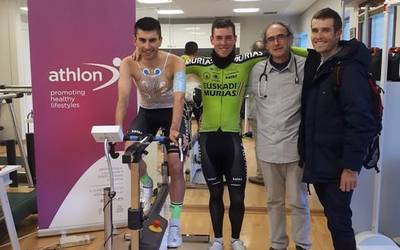 Euskadi Murias taldeko hainbat txirrindulari esfortzu-probak burutzen ari dira Athlonen