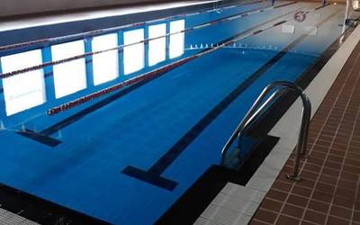 Sarea ipiniko dute igerilekuaren sabai azpian, behin-behinerako