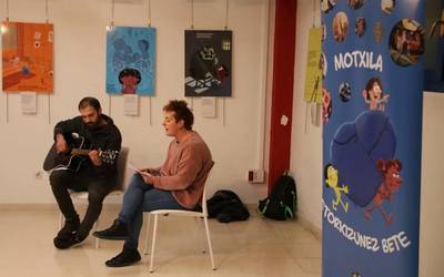 Zapatura arte ikusgai dago Motxiladun umeen erakusketa