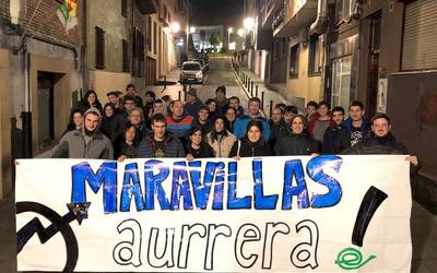 Maravillas gaztetxea babesteko aldarria Arrasaten, Iruñeko manifestaziora begira