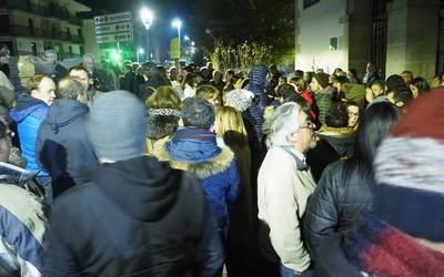 Artziniega Museoaren aldeko aldarri ozena plazaratu dute ehunka bizilagunek
