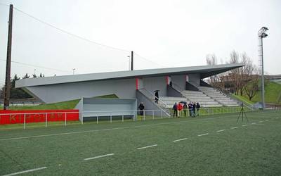 Errekaldeko kiroldegiko errugbi zelaiak badu tribuna estali berria