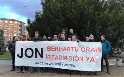 Arcelor Mittaleko lan-taldea langile baten "kanporatze-zalantzazkoa" salatzen ari da
