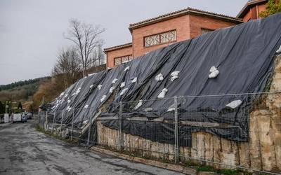 Erabiltzen ez den eraikin bat eraitsiko dute Isasin horma berregiteko
