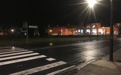 Auto batek oinezko bat harrapatu du suhiltzaile parkearen parean