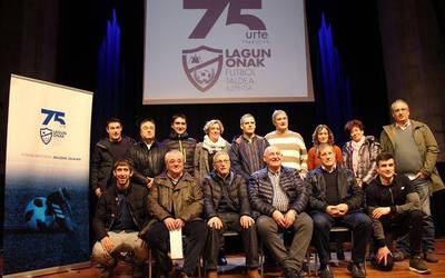 Futbola bihotzean eta balioak zelaian, 75 urte bete ditu Lagun Onakek