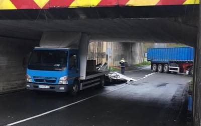 Kamioi bat harrapatuta geratu da San Joango sarreran pasabidearen altuera gainditzen zuela eta