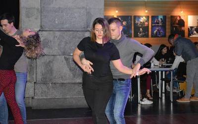 Areto dantzek eta gerri mugimenduek hartu dute Sanagustingo dantzalekua