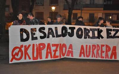 «Bi pertsona eta euren txakurrak kalean geratu dira»