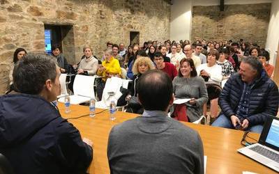 Adinekoen bakardadeaz hausnartu dute 80 lagunek Basazabalen