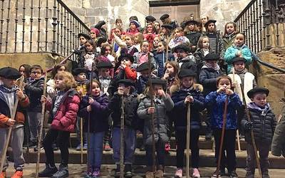 Kalerik kale ibili ziren musika eskolakoak, Santa Eskean