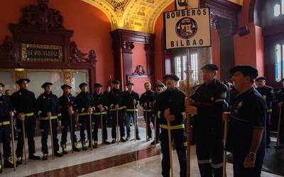 Suhiltzaileen Korua Bilboko kaleetan zehar ibili da Santa Ageda abesten