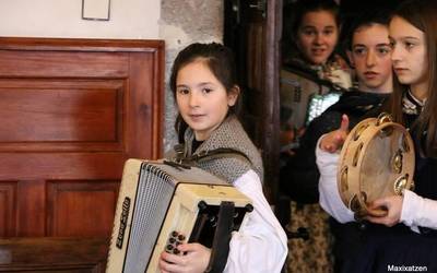 Zapiarekin eta makilarekin, santa eskean ibili dira herriko gazteak