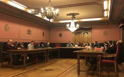 Zerbitzua indartzea eta lanpostu berriak sortzea eskatu dute suhiltzaileek udalbatzarrean