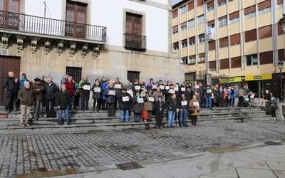 'Pentsio duinak' eskatzeko, plazan bildu dira pentsiodunak