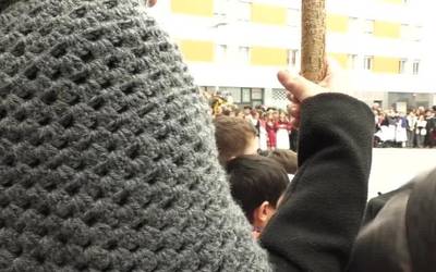Ohiko koplak kantatuz ospatu dute Santa Ageda bezpera Urdaneta Ikastetxekoek