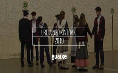Urdiaingo kintoak frontoian zortzikoa dantzatzen