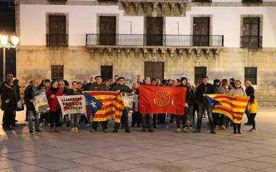 Kataluniako buruzagi independentistei babesa adierazi diete dozenaka herritarrek