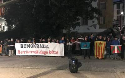 Kataluniako auzipetu independentistei babesa erakutsi diote hainbat herritarrek
