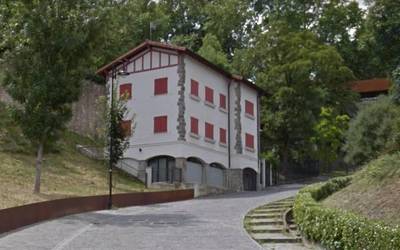 Pertsona errefuxiatuak hartatzeko akordioa zabaldu dute Iruñeko Udalak eta CEAR erakundeak
