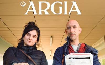 Hizkuntza eskubideen urraketez Arkaitz Zarraga eta Eneka Alvarezekin Argia astekarian