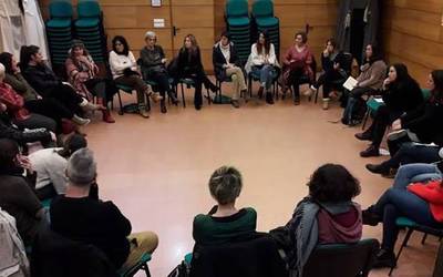 Greba feministarako pankartak egingo dituzte herriko emakumeek ostegunean frontoian