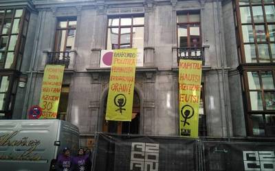 Emakunderen egoitza okupatu du LABek