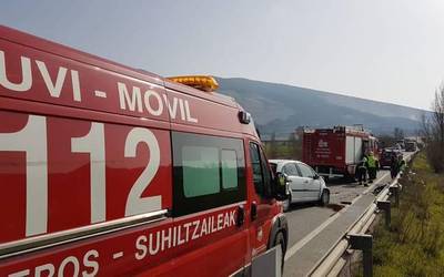Bi lagun erreskatatu dituzte, auto istripua izan ondoren