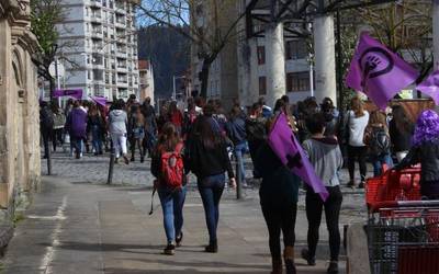 Aiaraldea Kooperatiba Elkarteak bat egin du Greba Feministarekin