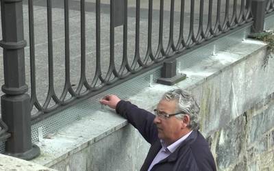 Plastikoa ibaira ez erortzeko, baranda azpiak itxiko ditu Udalak
