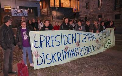 Egoitzako langileek protesta egin dute kalean