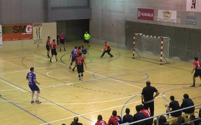 Partida amaierako penalti bati esker garaipena lortu zuen Tolosa Eskubaloiak
