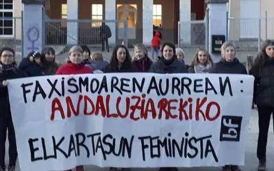 Andaluziar herriarekin elkartasunez elkarretaratzea egin zuten atzo Jauntsaratsen