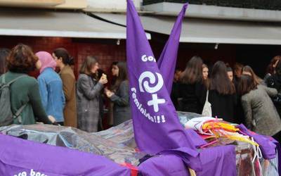 Basanderiek asanblada "gustura" da greba feminista herrian izaten ari den jarraipenarekin