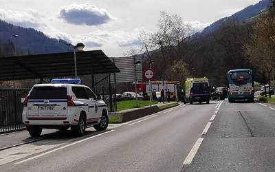 Auto baten eta moto baten arteko istripua izan da