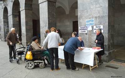 1.350 sinadura bildu ditu lehen astean Egoitza Kalera taldeak
