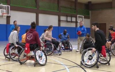 Gurpil-aulki gaineko saskibaloia probatu ahal izan zuten BKLko kideek