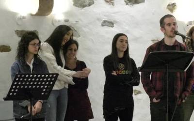 Transexualitatearen, aniztasunaren eta maitasunaren inguruan hausnartu dute “Mahaitasunez” berrian