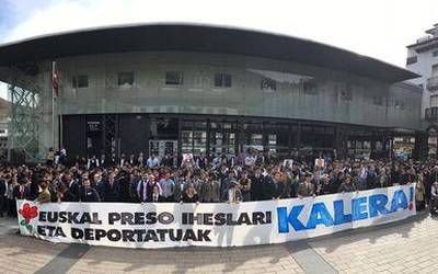 Presoen, iheslarien eta deportatuen aldeko argazkia atera dute ehunka lagunek Elegante Egunean